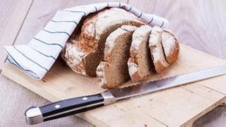 Messer liegt neben einem Brot (Foto: Colourbox.de -)