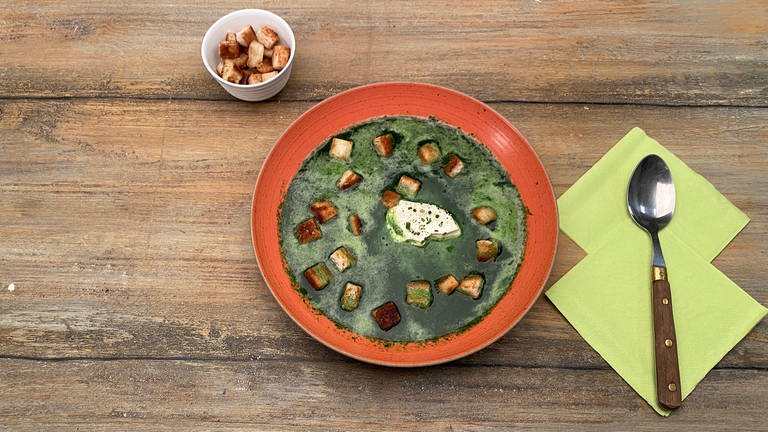 Spinatsuppe mit Knoblauch-Croutons (Foto: SWR)