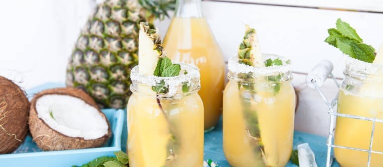 Cocktail mit Ananas und Kokos (Foto: imago images, Bildnummer: 0083322905)