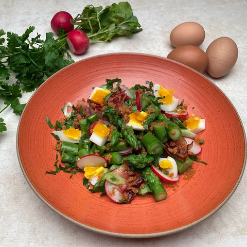 Spargelsalat mit Ei und Radieschen (Foto: SWR)