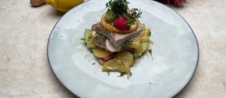 Zitronenschnitzel mit Kartoffel-Radieschen-Salat (Foto: SWR)