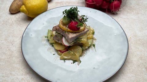 Zitronenschnitzel mit Kartoffel-Radieschen-Salat (Foto: SWR)