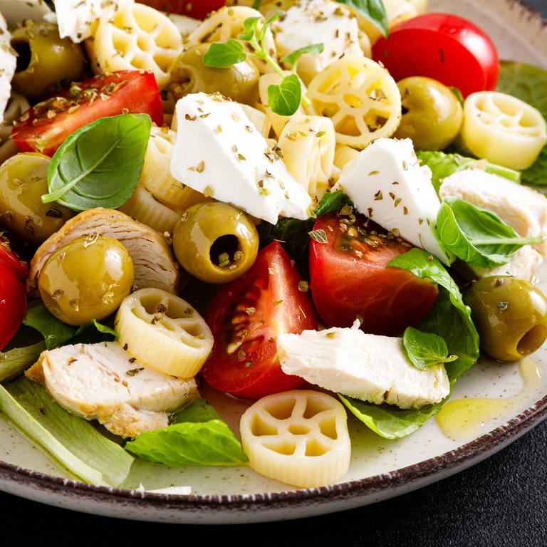 Nudelsalat mit Feta und Tomaten (Foto: Colourbox)