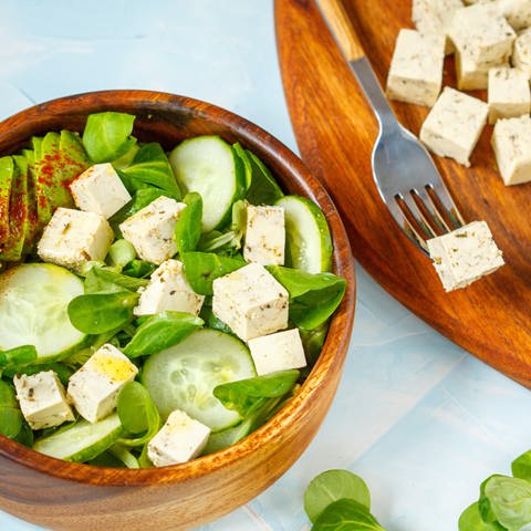 Tofuwürfel auf Salat (Foto: imago images, Bildnummer: 0099189970)