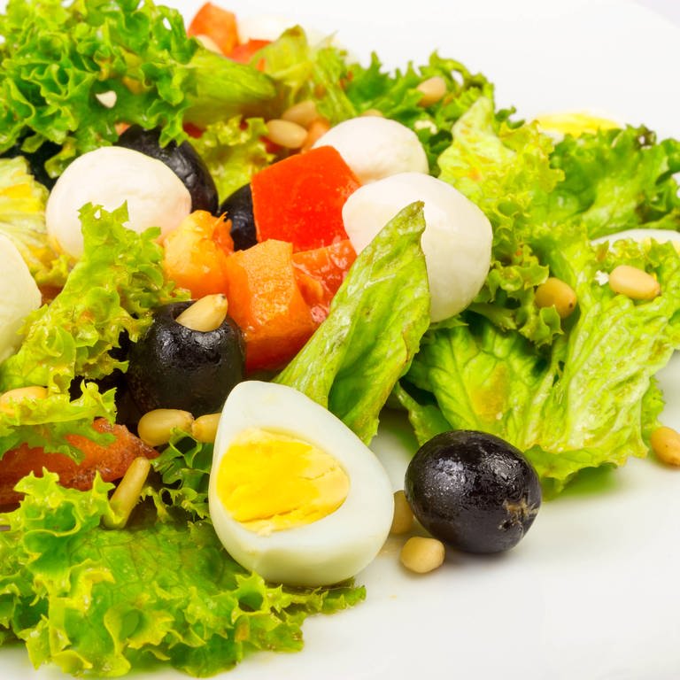 Salat mit Mozzarella und Ei (Foto: IMAGO, Bildnummer: 0159385153)