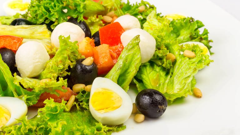 Salat mit Mozzarella und Ei (Foto: IMAGO, Bildnummer: 0159385153)