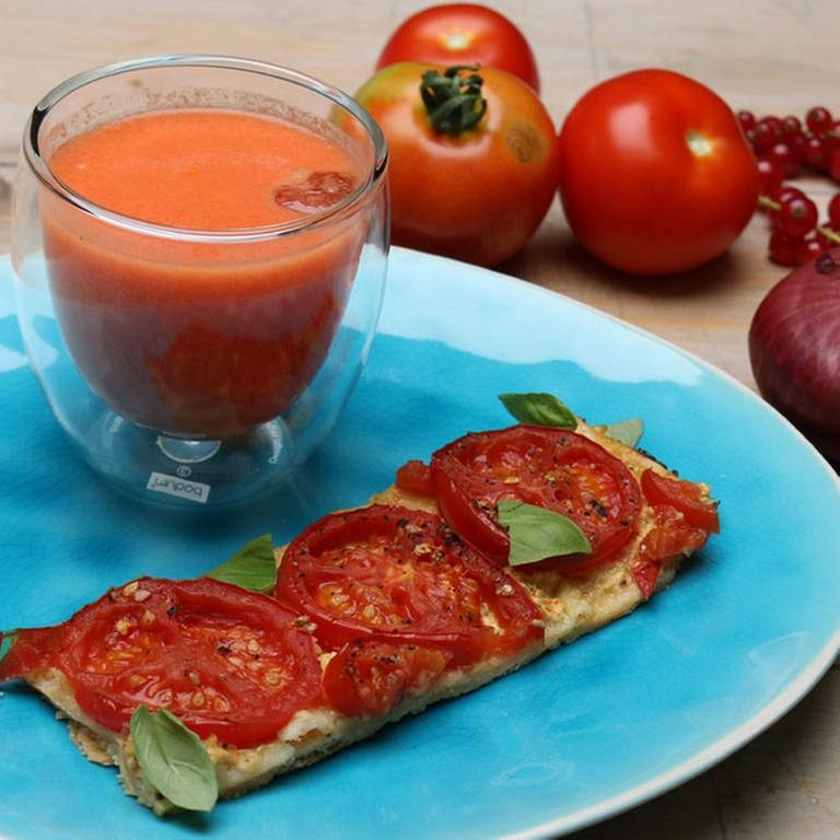Tomatenkuchen und kalte Tomatensuppe