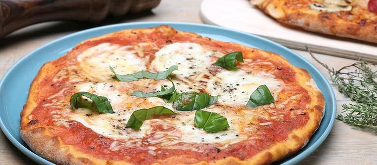 Quark-Öl-Teig-Pizza mit Tomaten und Mozzarella (Foto: SWR, SWR -)
