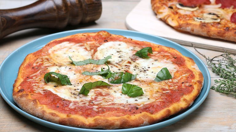 Quark-Öl-Teig-Pizza mit Tomaten und Mozzarella (Foto: SWR, SWR -)