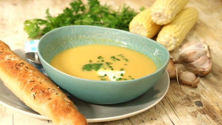 Maissuppe mit Kräutern und Dinkelstangen (Foto: SWR, SWR -)