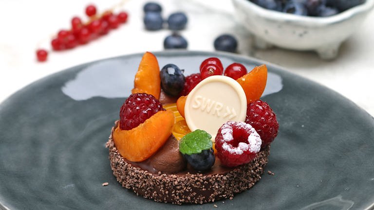 Schokoladiges Sommer-Dessert mit frischen Früchten (Foto: SWR, SWR -)