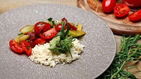 Gurken-Tomatensalat mit Coucous und Avocadocreme (Foto: SWR, SWR -)