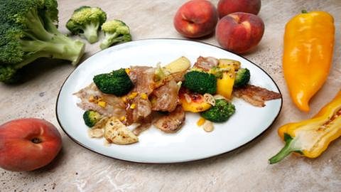 Ofen-Pfirsich mit Brokkoli und knusprigem Schweinebauch (Foto: SWR, SWR -)