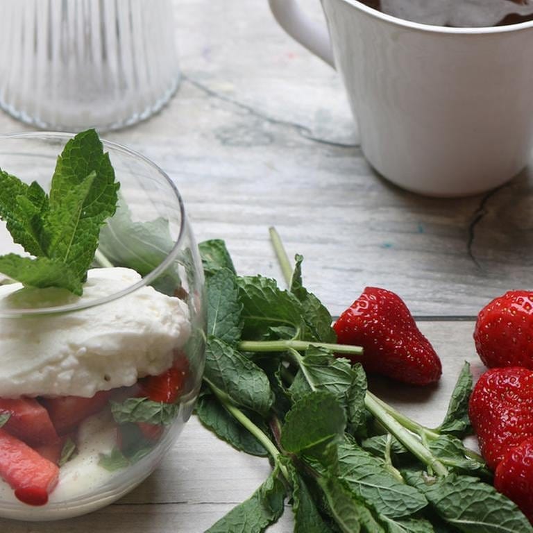 Vanille- und Quarkcreme mit Erdbeeren und Minze