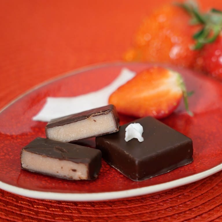 Erdbeerpraline mit weißer Schokolade (Foto: SWR)