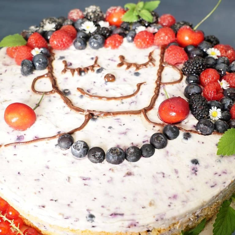 Berry Face Cake 