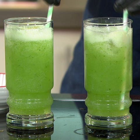 Zwei grüne Gurken Drinks (Foto: SWR)