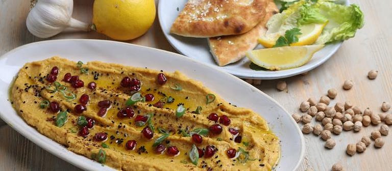 Hummus mit Granatapfel und Fladenbrot (Foto: SWR, SWR -)