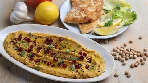 Hummus mit Granatapfel und Fladenbrot (Foto: SWR, SWR -)