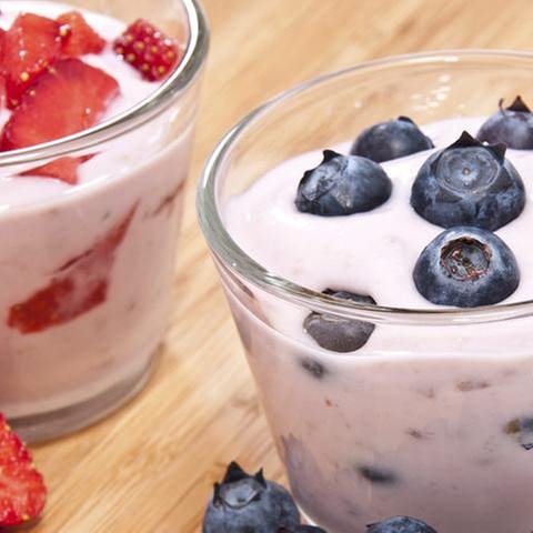 Zwei Gläser mit Joghurt und Früchten stehen auf einem Tisch (Foto: Getty Images, Thinkstock -)