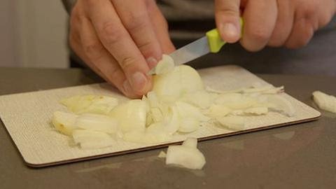 Zwiebeln werden auf einem Schneidebrett geschnitten (Foto: SWR, SWR -)