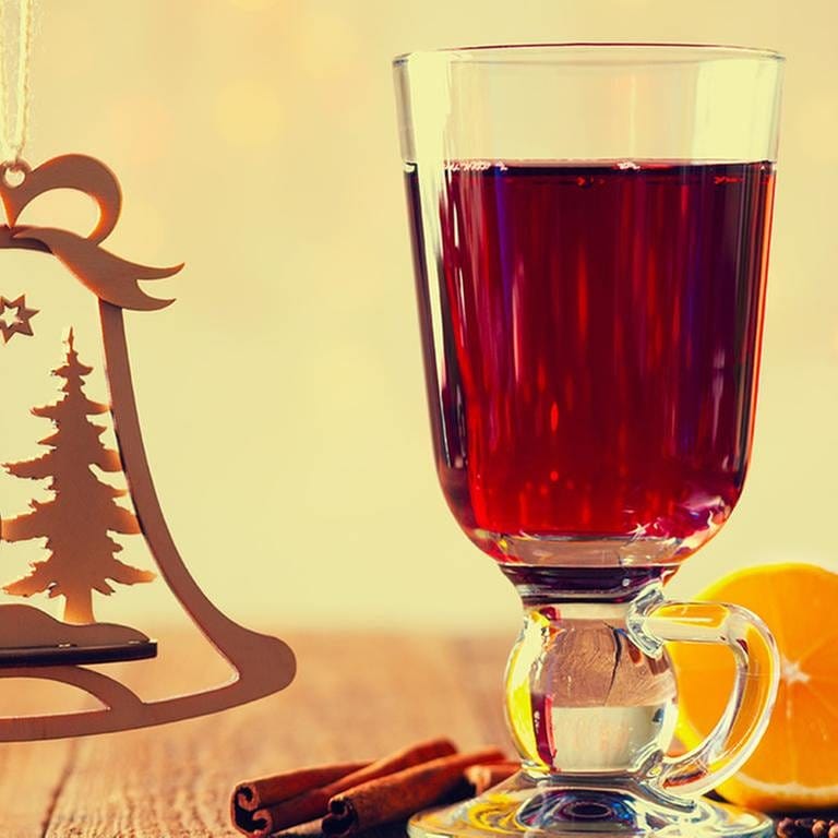 Ein Glas Punsch steht auf einem Tisch neben Weihnachtsdekoration (Foto: Getty Images, Thinkstock -)