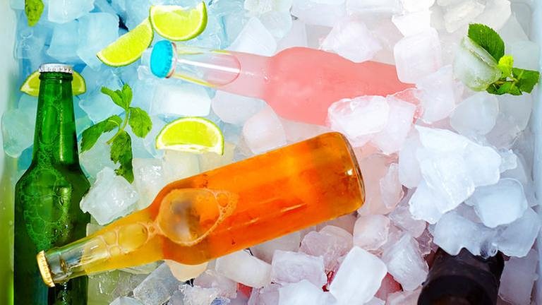 Flaschen liegen in Eis (Foto: Getty Images, Thinkstock -)