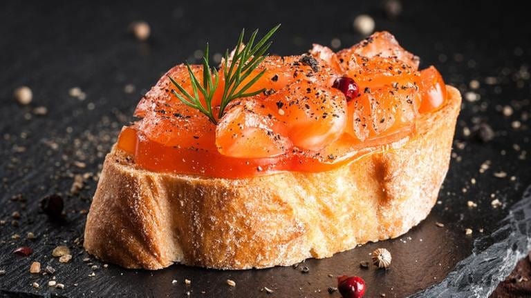 Räucherlachs liegt auf einem Stück Brot (Foto: Getty Images, Thinkstock -)