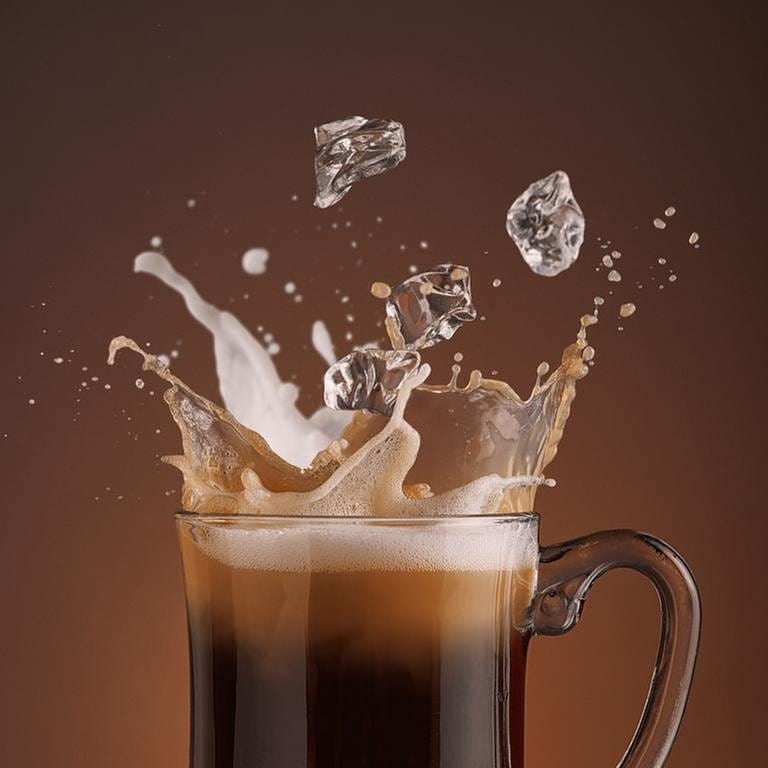 In einen Kaffee fallen Eiswürfel (Foto: Getty Images, Thinkstock -)