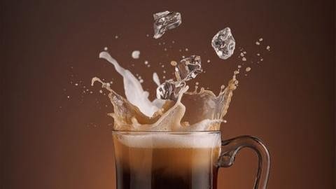 In einen Kaffee fallen Eiswürfel (Foto: Getty Images, Thinkstock -)