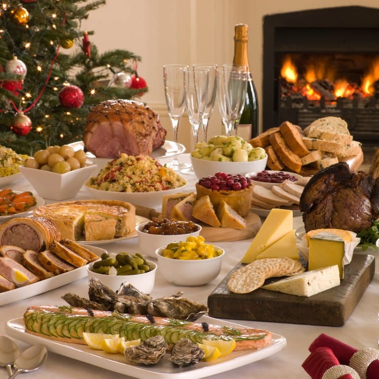 Festlich gedeckter Tisch mit Weihnachtsdekoration und leckerem Essen