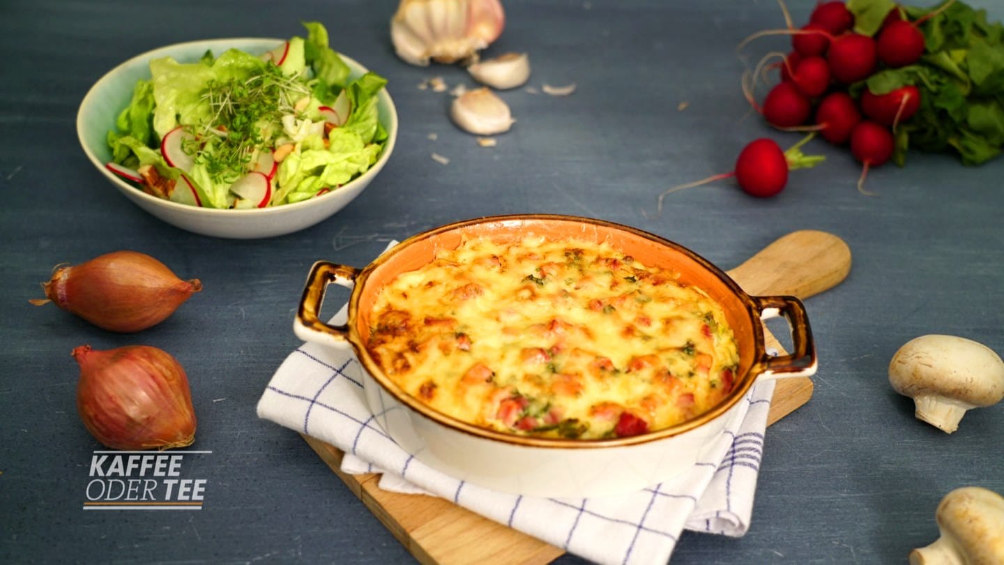 Gratin in einer Auflaufform dazu eine Schüssel mit Salat (Foto: SWR)