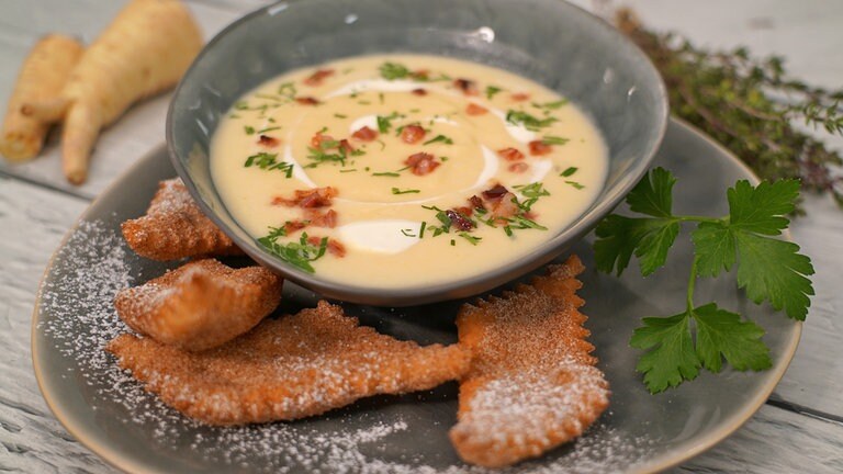 Kartoffelsuppe mit Fastnachtsküchle (Foto: SWR)