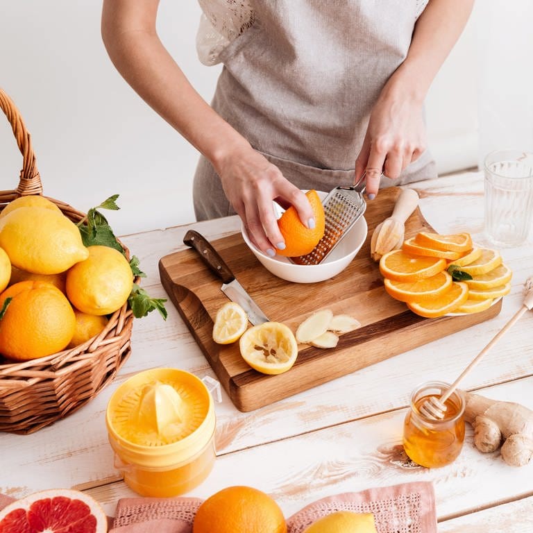 Frau drückt Grapefruit und Orangen aus (Foto: SWR)