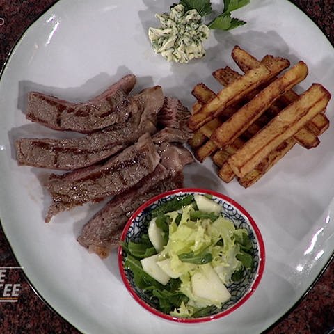 Steak mit Pommes frites und Salat (Foto: SWR)