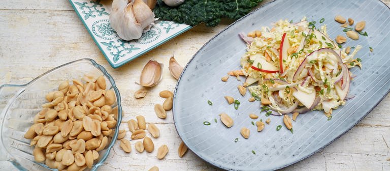 Wirsingsalat mit Möhren und Erdnüssen (Foto: SWR)