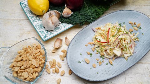 Wirsingsalat mit Möhren und Erdnüssen (Foto: SWR)