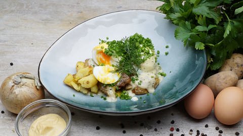 Eier in Kräuter-Senfsoße (Foto: SWR)