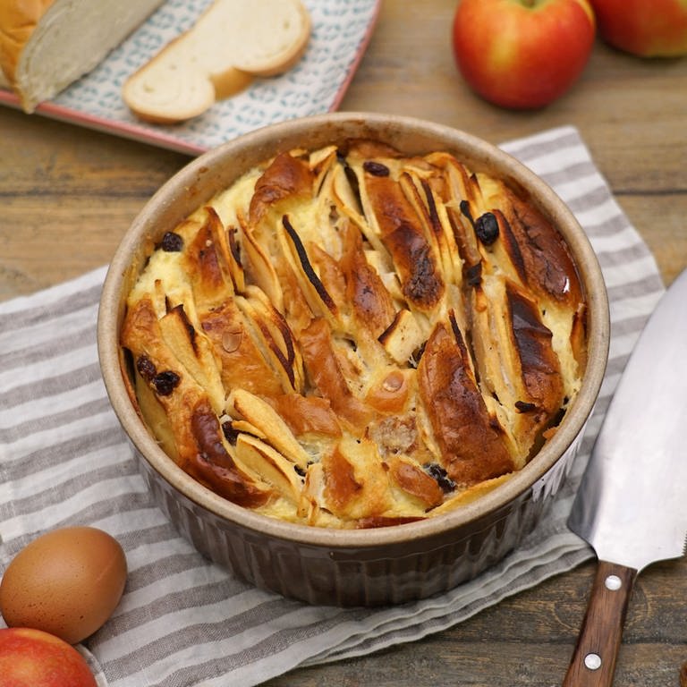 Brotpudding mit Äpfeln