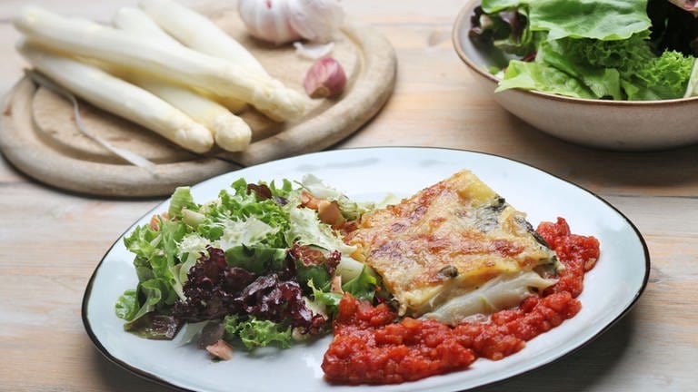 Spargel-Lasagne mit Spinat, Lachs und Pflücksalat