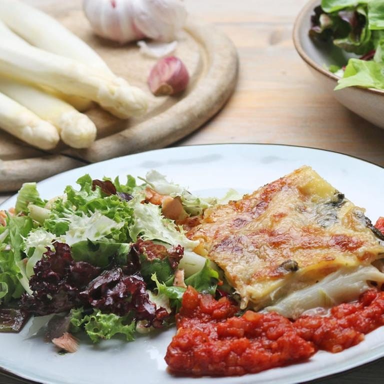 Spargel-Lasagne mit Spinat, Lachs und Pflücksalat