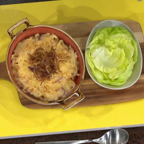 Käsespätzle mit Röstzwiebeln und Kopfsalat (Foto: SWR)