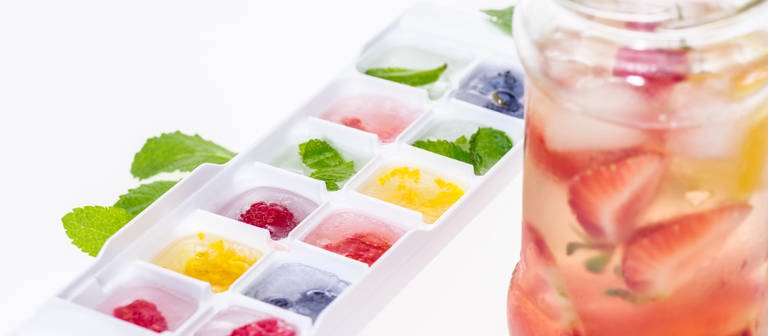 Eiswürfel mit Kräutern und Früchten (Foto: Colourbox)