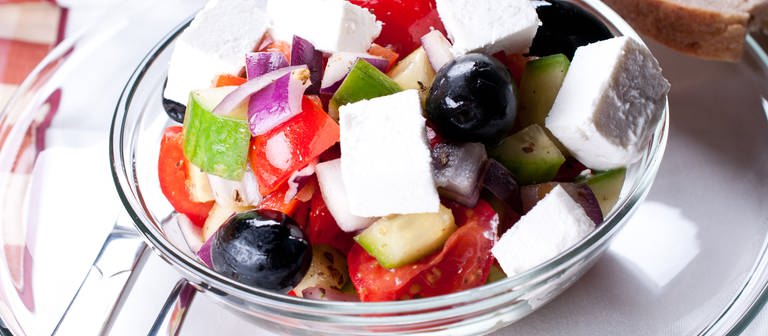 Griechischer Salat mit Gurke, Tomate, Paprika und Feta (Foto: Colourbox)