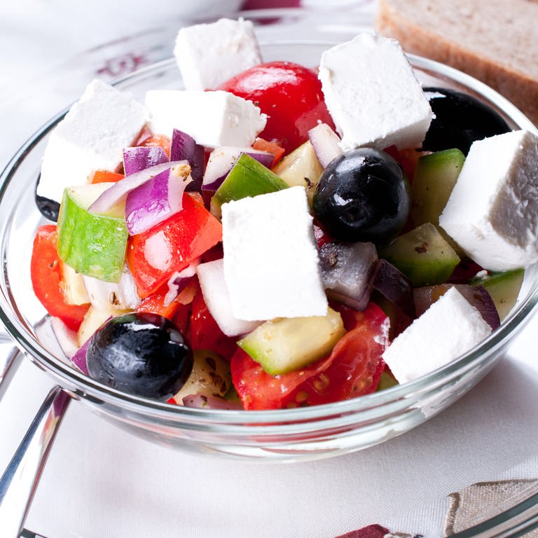 Griechischer Salat mit Gurke, Tomate, Paprika und Feta (Foto: Colourbox)