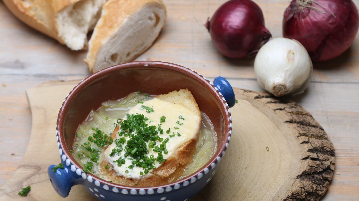Ellsässische Zwiebelsuppe mit Käsecreme überbacken (Foto: SWR)
