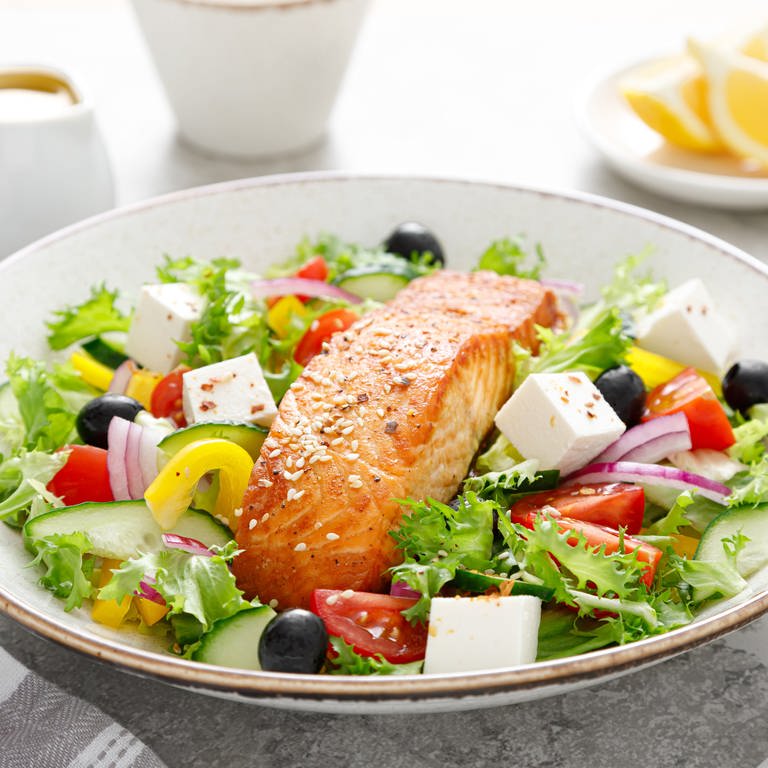 Bunter Salat mit Fisch (Foto: Colourbox)