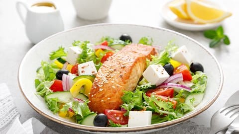 Bunter Salat mit Fisch (Foto: Colourbox)