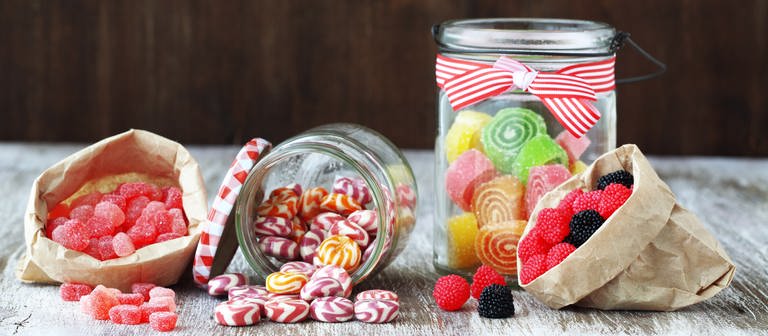 Bonbons und Gummibärchen in Gläsern (Foto: Colourbox)