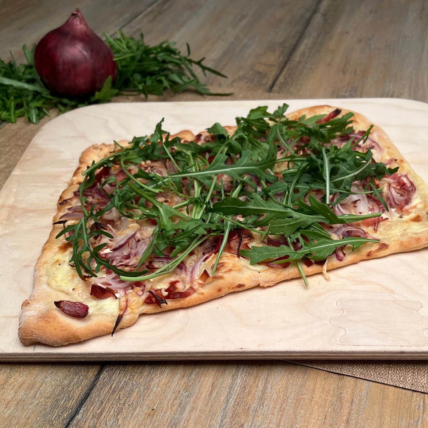 Flammkuchen mit Schinken, Zwiebeln und Rauke - Rezepte - Kaffee oder ...